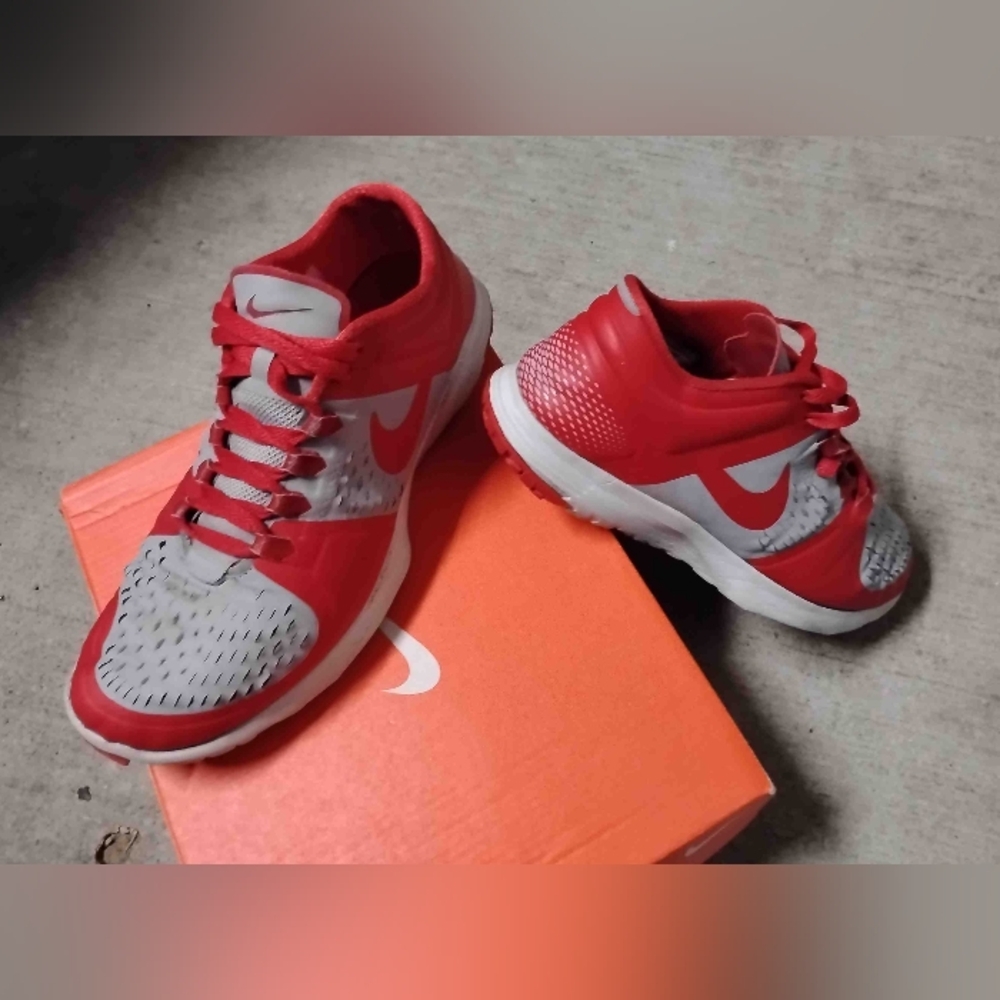 Nike FS Lite Trainer Red/Grey Cross Trainers Men/Youth 6 (7.5W)
